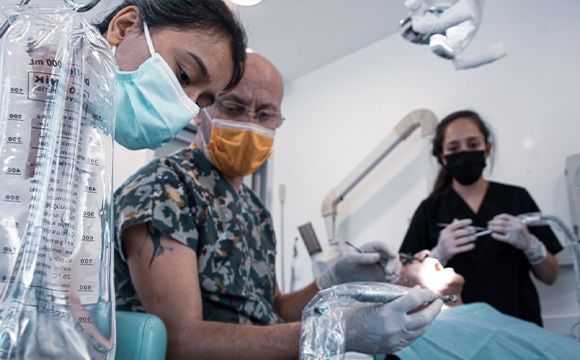Fumer et Implants Dentaires : Impact, Risques et Solutions